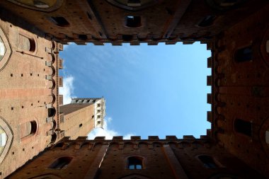 Torre del Mangia Palazzo Pubblico avlusu üzerinden görünümünü