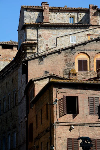 Edificios antiguos en Siena ciudad en Toscana, Italia . — Foto de Stock