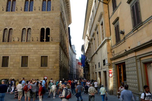 Piazza Salimbeni plaza en Siena ciudad en Toscana, Italia . — Foto de Stock