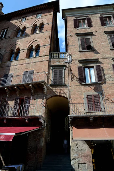 Edificios y escaleras estrechas en Siena ciudad en Toscana, Italia . — Foto de Stock