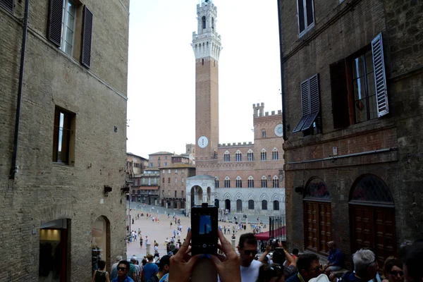Personas tomando fotos de Torre del Mangia en Siena Italia . — Foto de Stock