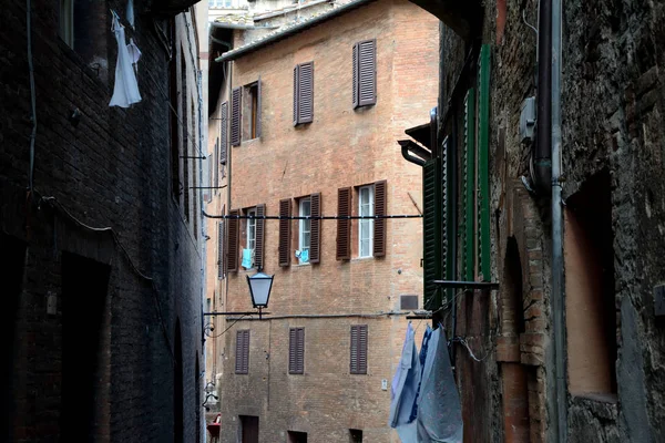 Calle estrecha en Siena ciudad en Toscana, Italia . — Foto de Stock