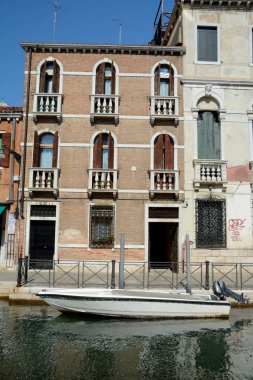 Bina ve Venedik, İtalya'teknede