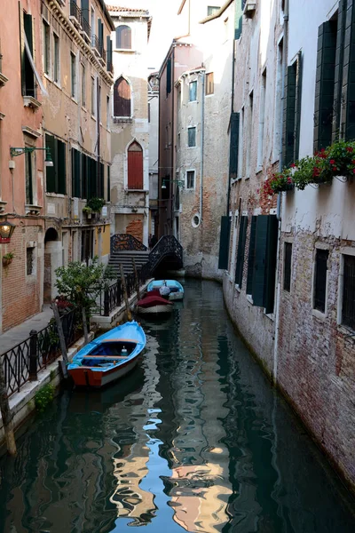 Edifícios e barcos no canal em Veneza, Itália — Fotografia de Stock