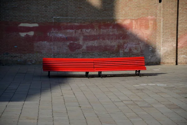 Красная скамейка в Венеции — стоковое фото