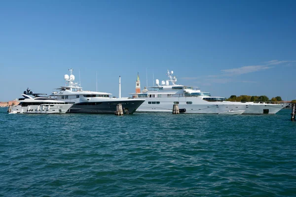 Yacht di lusso ormeggiati a Venezia — Foto Stock