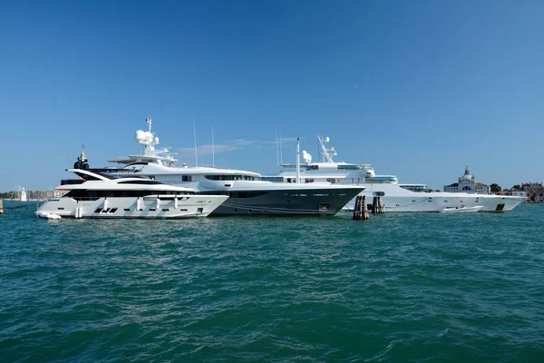 Yacht di lusso ormeggiati a Venezia — Foto Stock