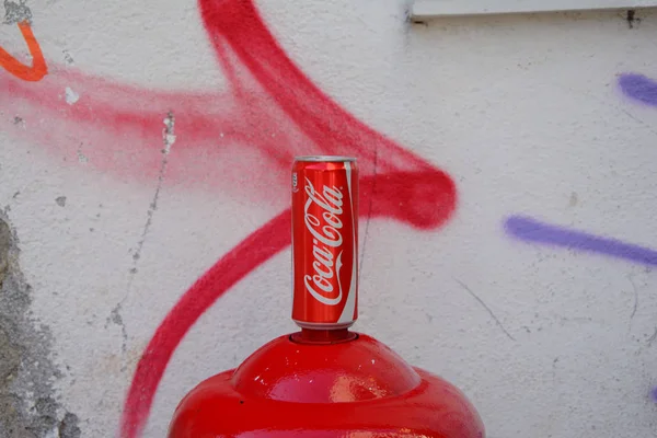 Coca Cola lata en pared pintada . — Foto de Stock