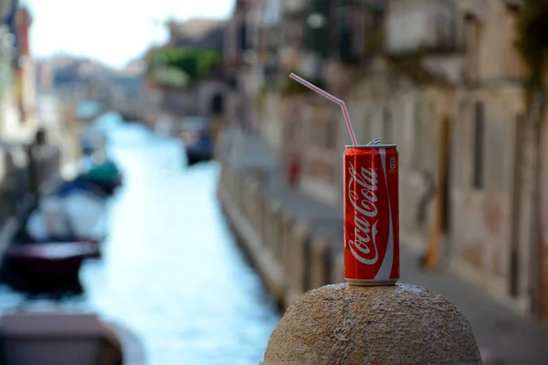 Coca Cola kan med halm över kanal i Venedig — Stockfoto