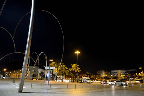 Памятник на площади Plaza del Portal de la Pau в Барселоне, Испания — стоковое фото