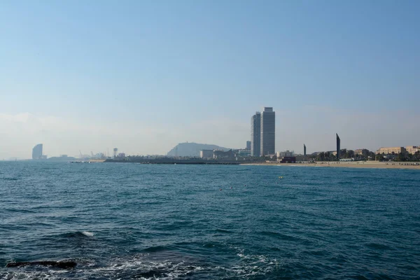 Wolkenkrabbers op strand in Barcelona, Spanje Spanje — Stockfoto