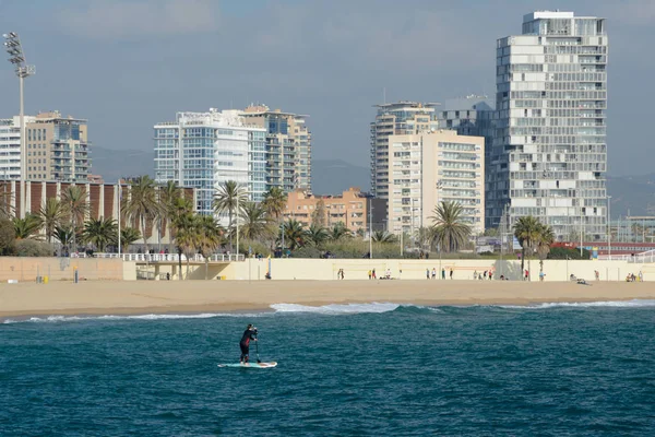 Wieżowce na plaży w Barcelonie, Hiszpania — Zdjęcie stockowe