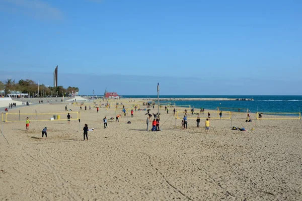 Gente jugando voleibol en la playa en Barcelona, España —  Fotos de Stock