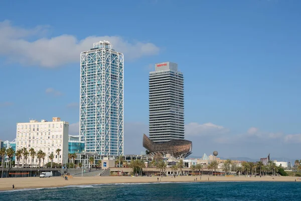 Wolkenkrabbers op strand in Barcelona, Spanje Spanje — Stockfoto