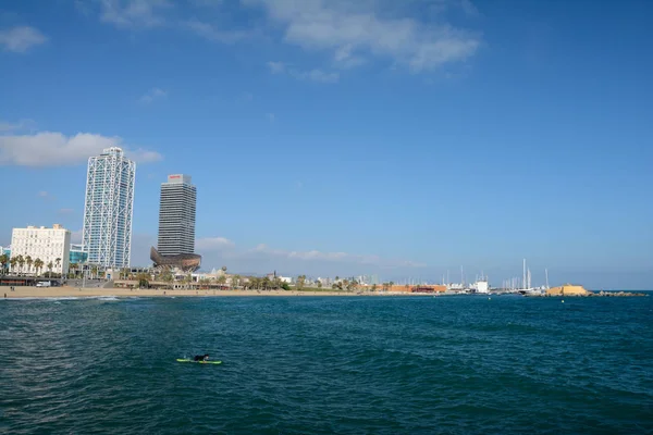 Wolkenkrabbers op strand in Barcelona, Spanje Spanje — Stockfoto