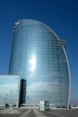 Barcelona'da deniz sahilinde modern gökdelen