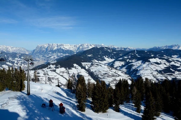 Valley, mountains and cable car nearby Wagrain and Alpendorf. — Stock Photo, Image