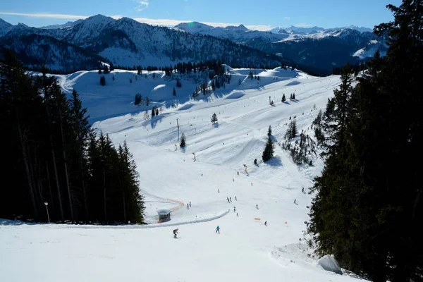 वाग्रेन आणि अल्पेनडॉर्फ जवळ स्की स्लॉपवर स्कीयर्स . — स्टॉक फोटो, इमेज