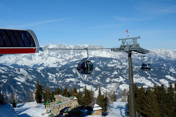 Cable car nearby Wagrain and Alpendorf. — Stock Photo, Image