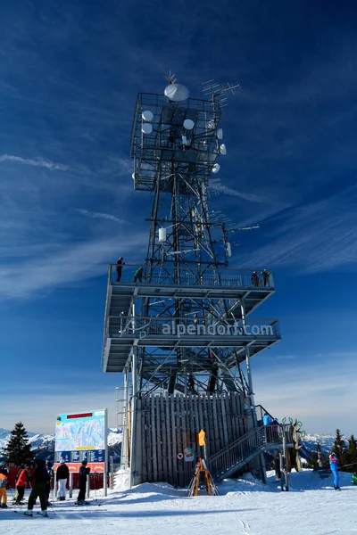 Vista torre no topo da montanha nas proximidades Wagrain e Alpendorf . — Fotografia de Stock