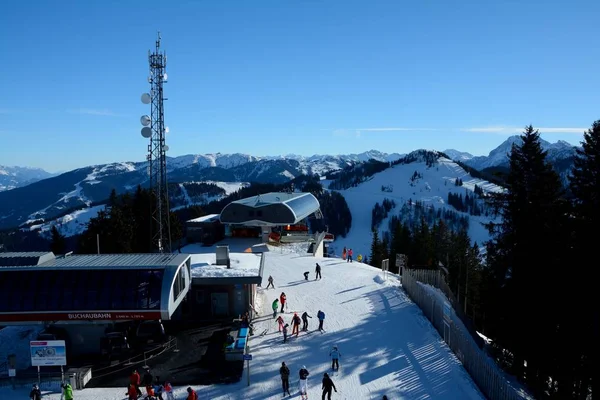 Lyžaři na lyžařský vlek horní stanice v okolí města Wagrain-Alpendorf. — Stock fotografie