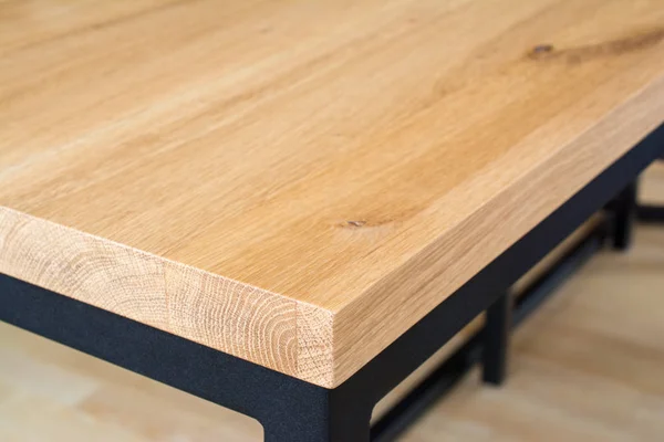 Ahşap masa üst kenarı ve köşe.