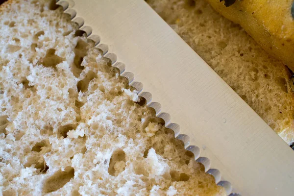 Primo piano affettato con lama di coltello e panino . — Foto Stock