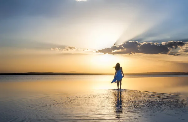 Caminhando Sobre Água Pôr Sol — Fotografia de Stock