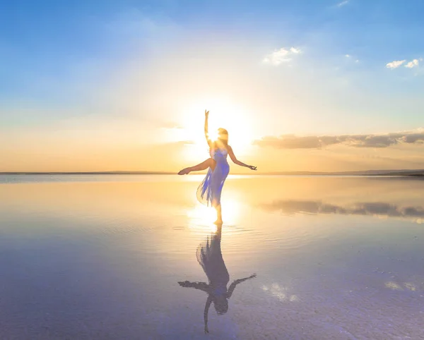 Jovem Bailarina Dançando Água — Fotografia de Stock