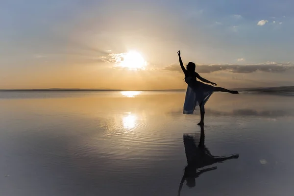 Jovem Bailarina Dançando Água — Fotografia de Stock