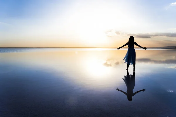 Silhueta Uma Jovem Mulher Abraçando Pôr Sol — Fotografia de Stock