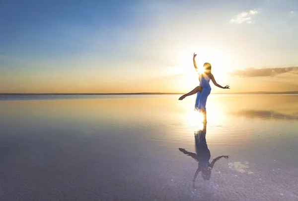 Bela Bailarina Dançando Água — Fotografia de Stock
