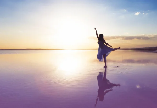 Bela Bailarina Dançando Água — Fotografia de Stock