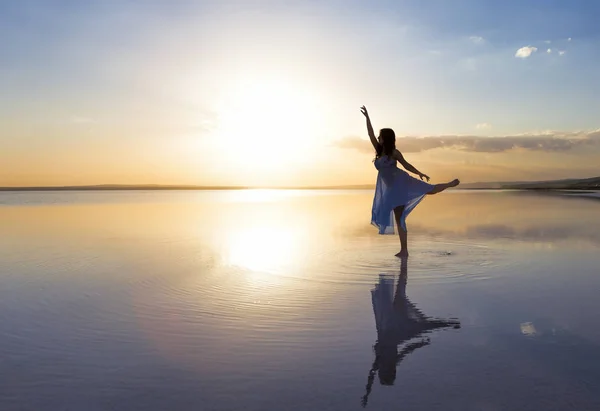 Bela Bailarina Dançando Água — Fotografia de Stock