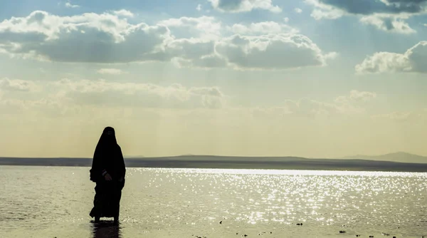 Mulher Muçulmana Vestindo Hijab Preto Andando Lago Tuz Turquia — Fotografia de Stock