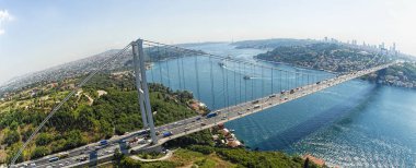 Istanbul'da Boğaz Köprüsü'nün havadan görünümü