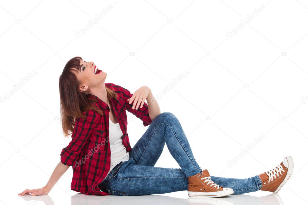 человек ржет. женщина смеется. человек от смеха на полу. смеется на полу. девушка открывает подарок сидя на полу.