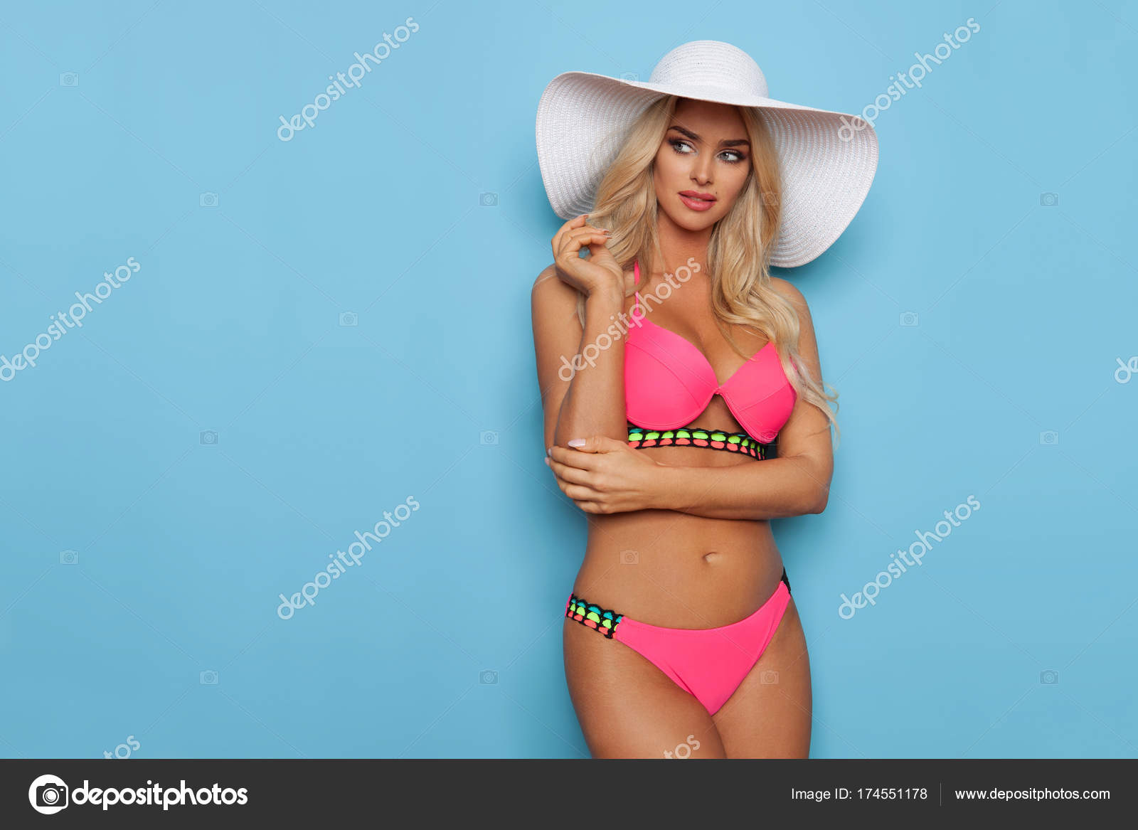 foto-krasivoy-devushki-blondinki-v-kupalnike