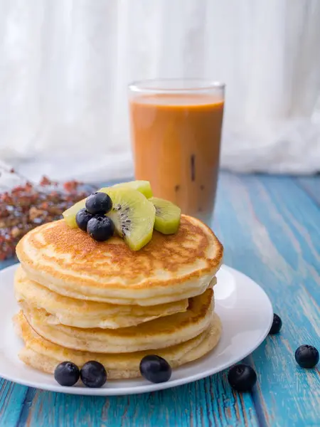 Stack Frittelle Con Guarnizione Kiwi Mirtillo Posto Piatto Bianco Tavolo — Foto Stock