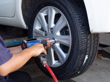 Tamircinin elini kapat. Lastik değiştirme araçlarını kullan.