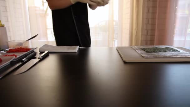 Sushi-Meister breitet Reis auf nori.sushi Herstellung process.chefs hands.bamboo mat — Stockvideo