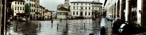 İtalya 'nın Arezzo şehrinde yağmurlu bir günde Piazza Grande Panoraması. Pieve di Santa Maria Kilisesi manzarası