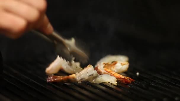 Cook turns over smoky shrimps on the grill. Close up. — Stock Video