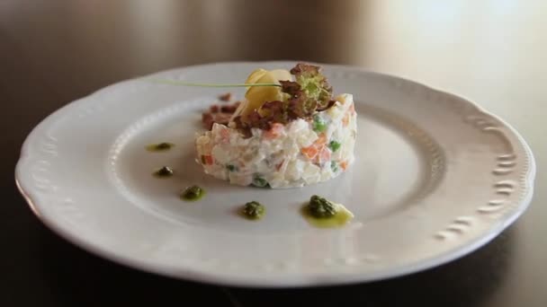 Камера перемещается по тарелке с русским салатом в ресторане.Крупный план . — стоковое видео