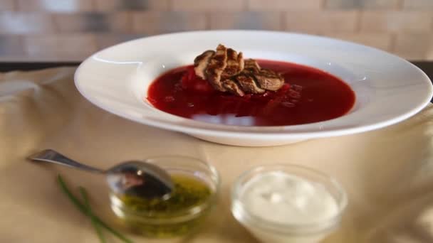 Borscht.Cékla leves borsch van szórva finoman apróra vágott zöldségek. — Stock videók