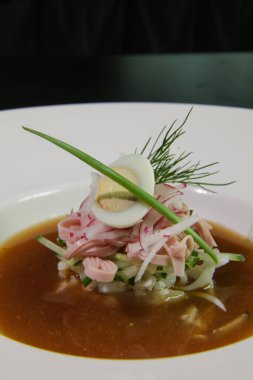 Beyaz tabakta Kvass Okroshka.