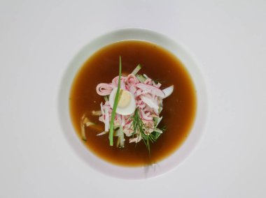 Okroshka beyaz bir tabakta kvesten yapılmıştır..