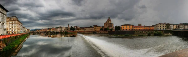 Arno Nehri Panoraması, Floransa, İtalya..