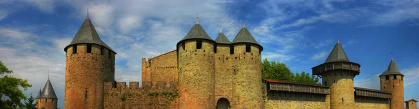 Carcassonne şehrindeki şatonun manzarası. Panorama.