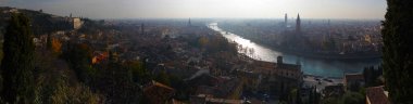 İtalya 'daki Verona şehrinin panoramik manzarası. İyi akşamlar..